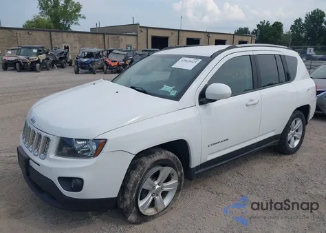 2017 Jeep Compass Latitude 4X4 z USA, uszkodzony, nr VIN 1C4NJDEB1HD191937